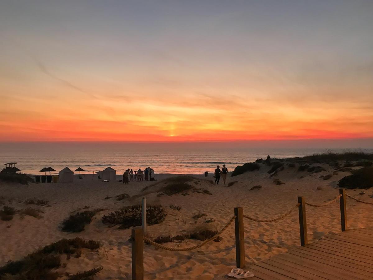 The Far End Surf House - Surf & Yoga Holidays โลรินญา ภายนอก รูปภาพ