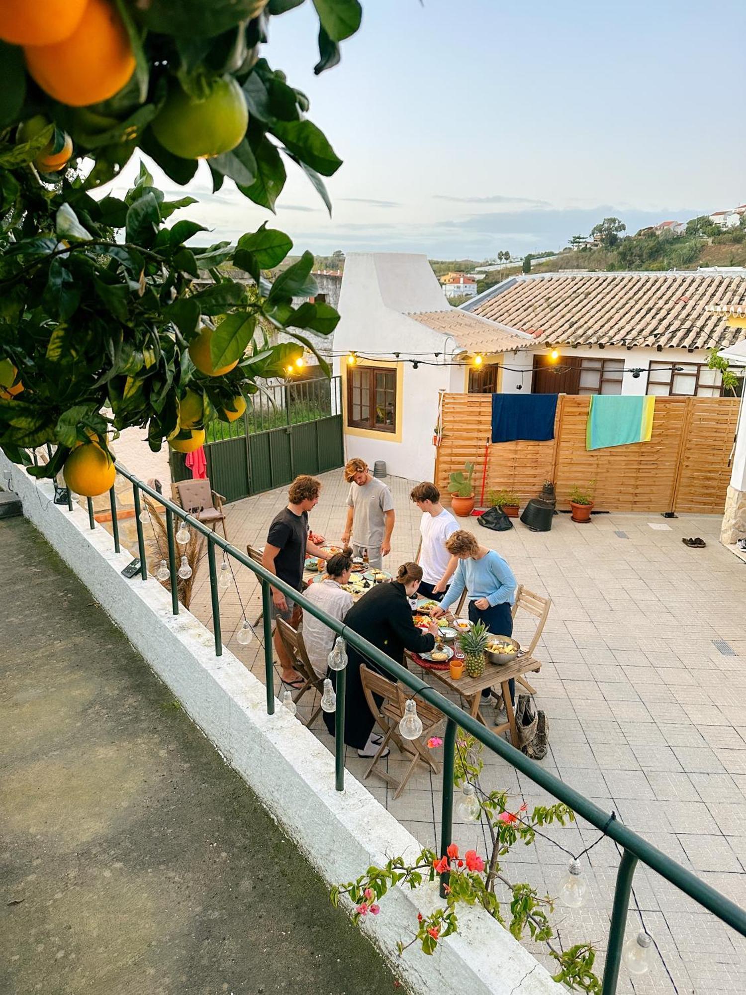 The Far End Surf House - Surf & Yoga Holidays โลรินญา ภายนอก รูปภาพ